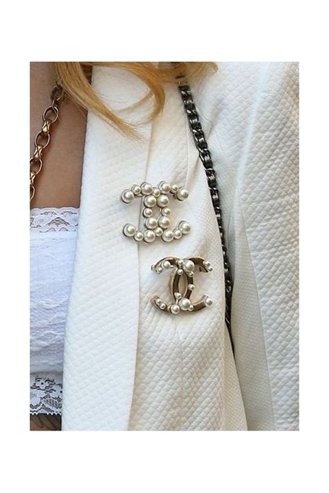 how to wear chanel pearls